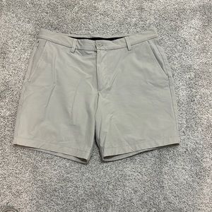 Men’s Vineyard Vines On-The-Go 7” Inseam Shorts Size: 32 Color: Stone